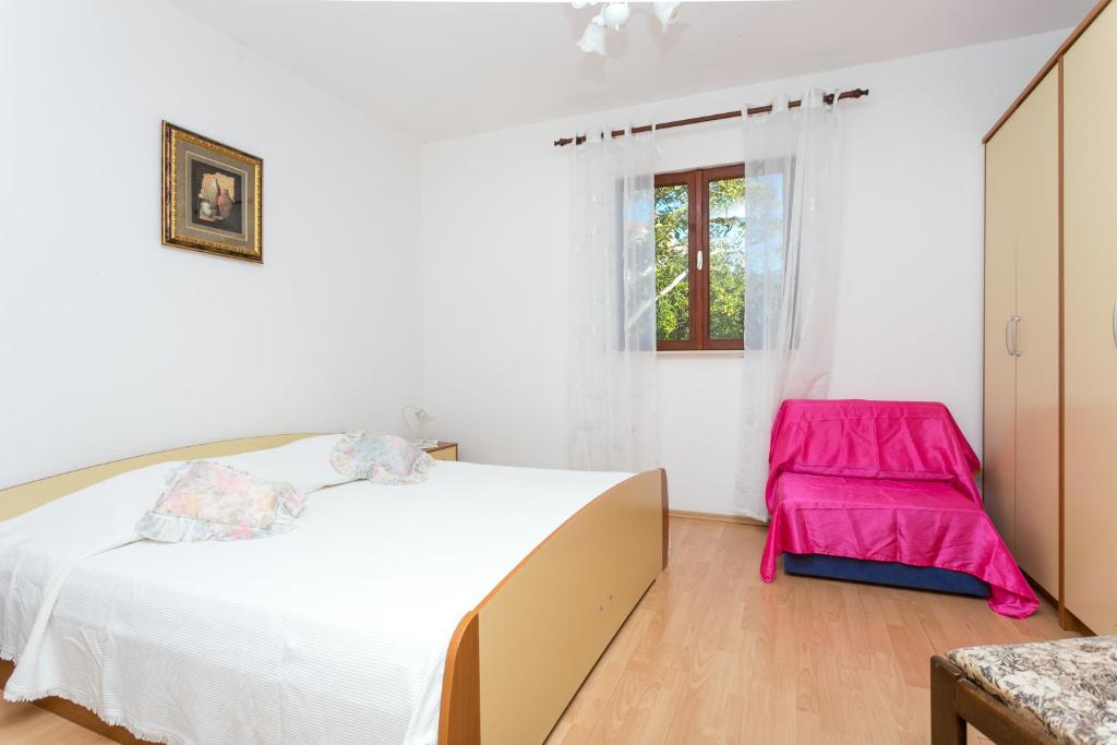 Posteľ alebo postele v izbe v ubytovaní Apartments by the sea Seget Vranjica, Trogir - 1038