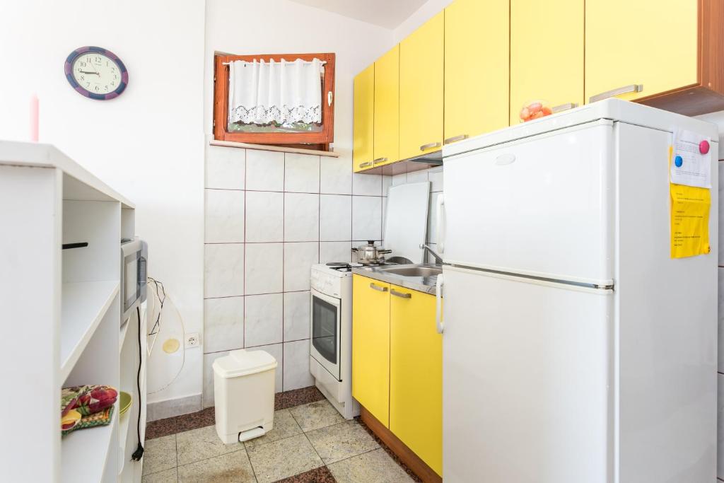 Kuchyňa alebo kuchynka v ubytovaní Apartments by the sea Seget Vranjica, Trogir - 1038