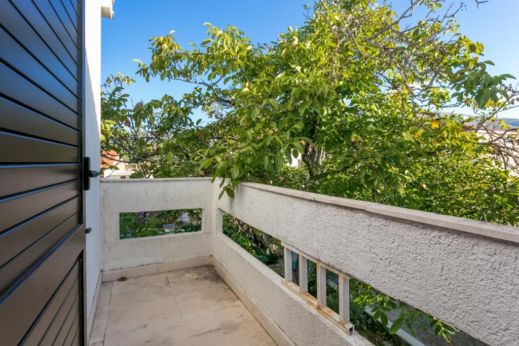 Balkón alebo terasa v ubytovaní Apartments by the sea Seget Vranjica, Trogir - 1038
