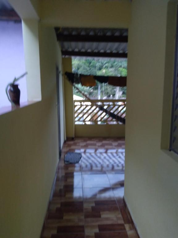 un couloir menant à une chambre avec fenêtre dans l'établissement Casa da teka, à Pedro de Toledo