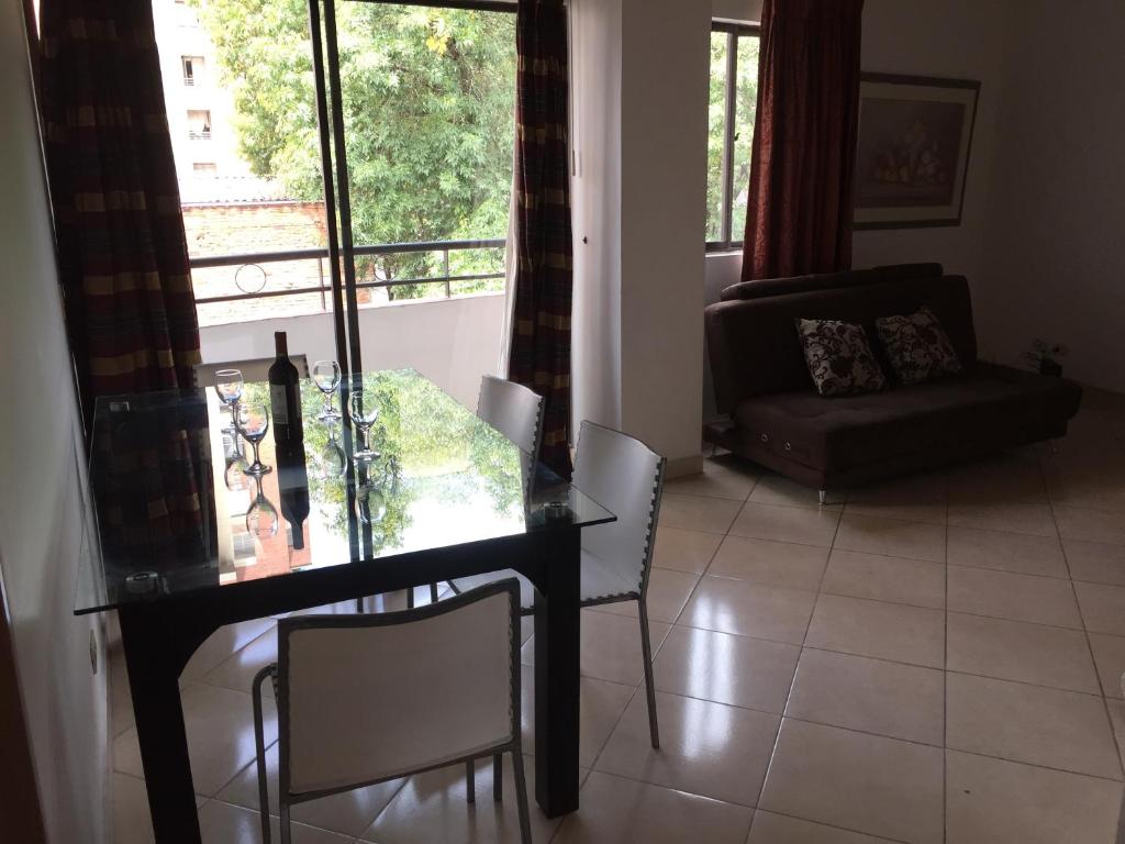 uma sala de estar com uma mesa e cadeiras e um sofá em Bueno y amplio apartamento en el barrio mas cool del Mundo , Laureles em Medellín