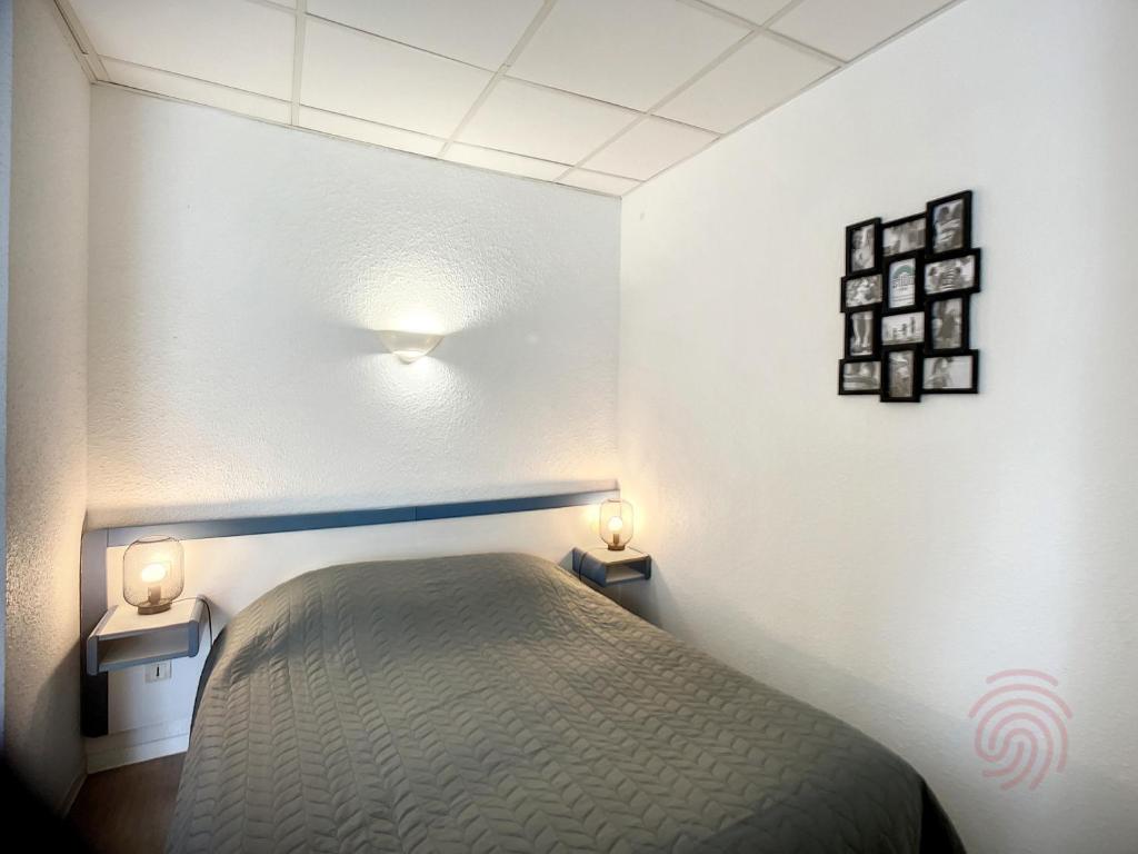 Posteľ alebo postele v izbe v ubytovaní Studio lumineux avec balcon à 50m des Thermes - Animaux acceptés, Wifi, options confort disponibles - FR-1-451-176