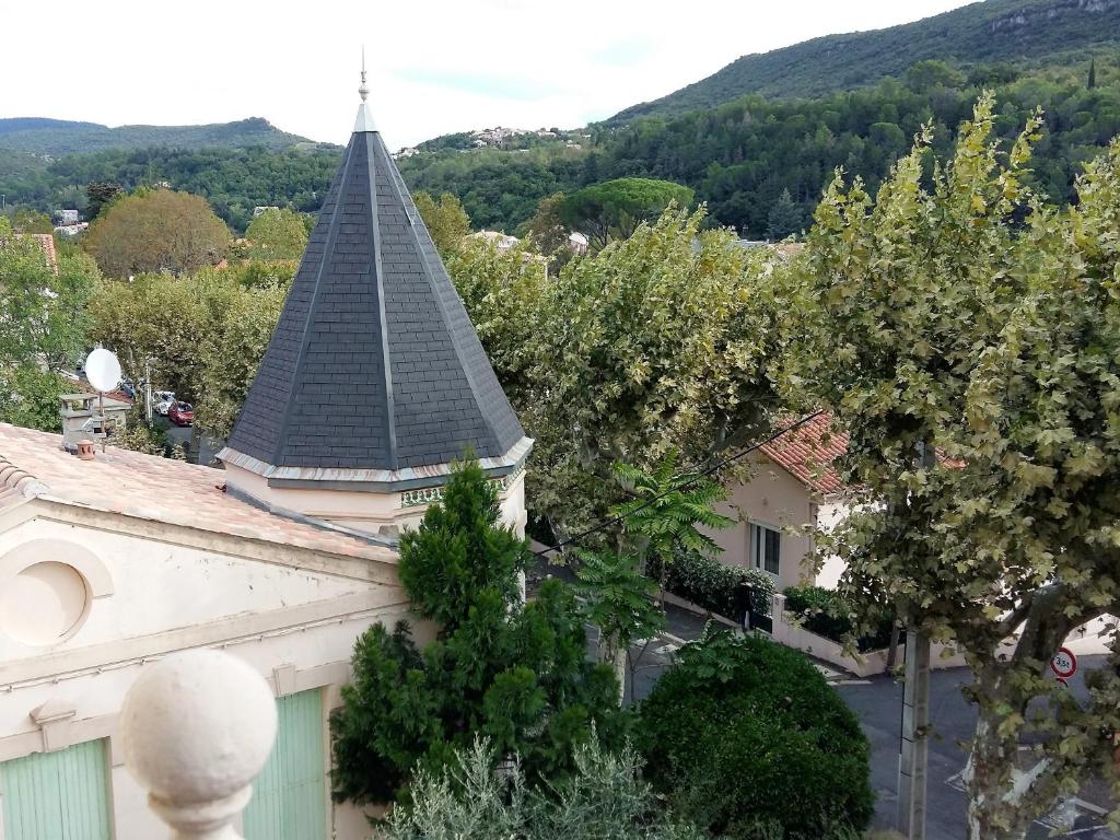 une image d'une église avec une cloche dans l'établissement Séjour Idéal à Lamalou: Studio 28 m², Balcon, Proche Thermes, Animaux Acceptés, Wifi Inclus - FR-1-451-182, à Lamalou-les-Bains