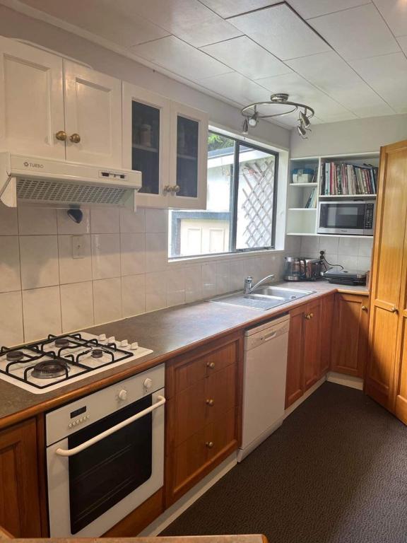 Kuchyň nebo kuchyňský kout v ubytování Waiara Riverside Home