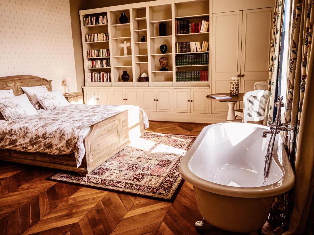 Łóżko lub łóżka w pokoju w obiekcie Grand Château Renaissance avec Parc, Piscine et Activités, Rénové en 2023 - FR-1-410-389