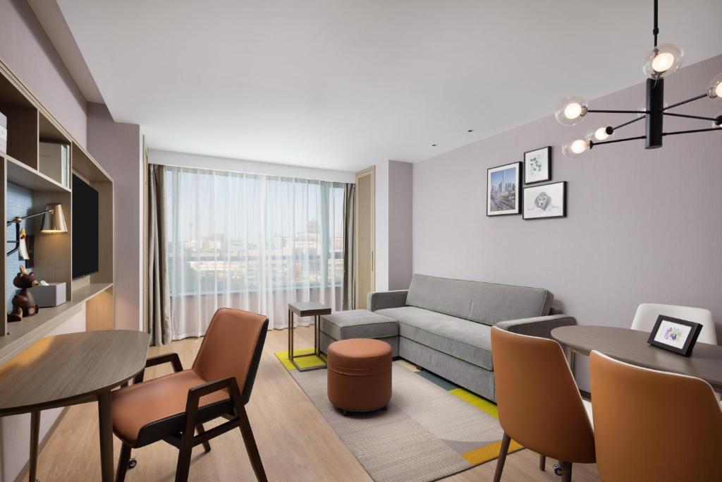 Posezení v ubytování Home2 Suites by Hilton Beijing West Station