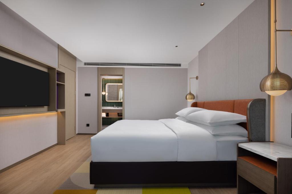 Postel nebo postele na pokoji v ubytování Home2 Suites by Hilton Beijing West Station