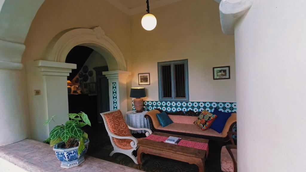 ein Wohnzimmer mit einem Sofa und einem Tisch in der Unterkunft Hidden Paradise - Budi Susanto in Kalasan