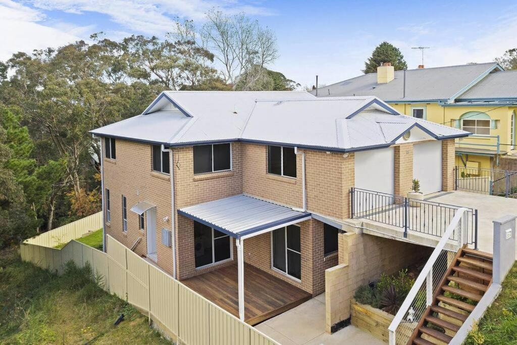 カトゥーンバにあるModern 3-bedroom Katoomba townhouse (nature view)のソラリウム付きの家