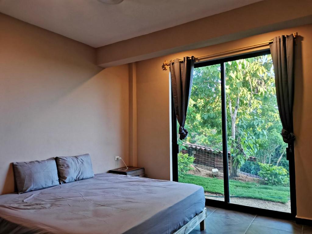 シポリテにあるCASA EBANOのベッドルーム1室(ベッド1台、大きな窓付)