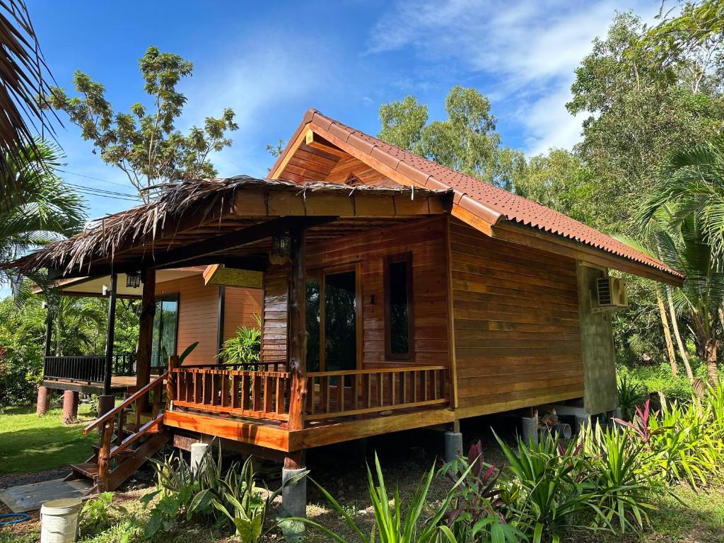 ジュム島にあるKoh Jum Bungalow & Hostelの小さな木造家屋(ポーチ付)