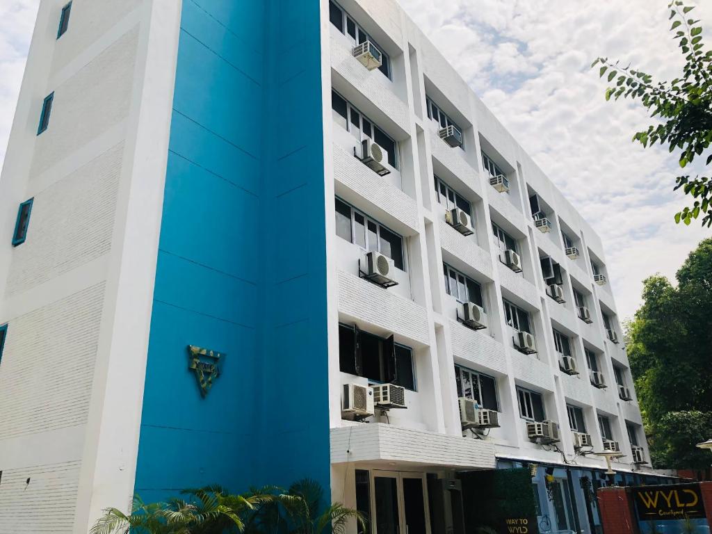 ニューデリーにあるYWCA International Guest Houseの蝶の横の建物