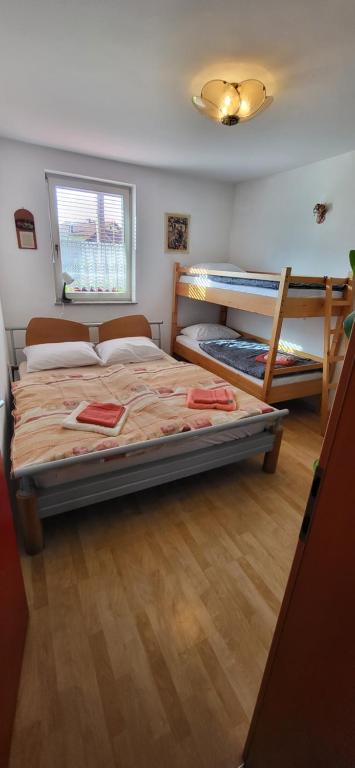 1 dormitorio con 2 literas y ventana en Apartma Ob Krki, en Straža