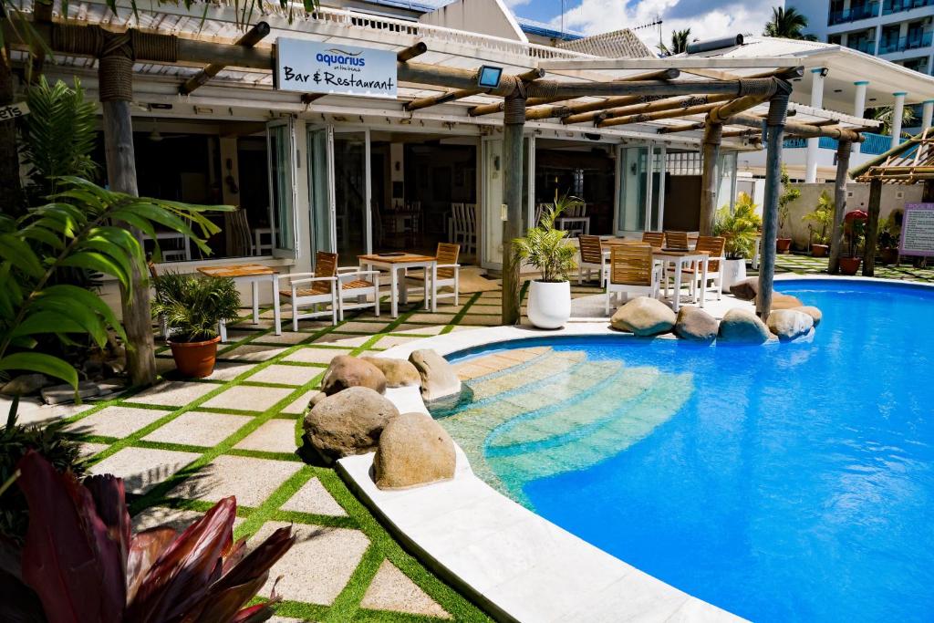 una piscina con animales de peluche sentada junto a un edificio en Aquarius On The Beach, en Nadi