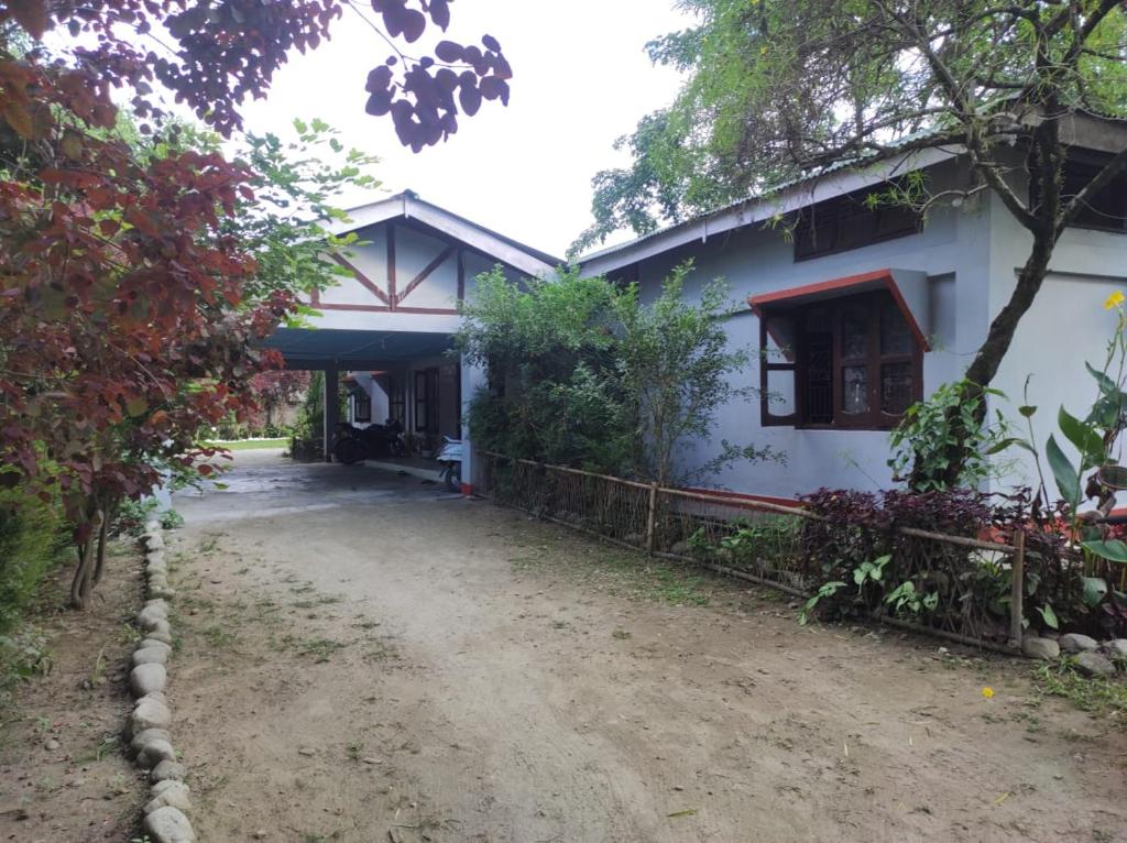 ein Haus mit einer Schotterstraße davor in der Unterkunft Duda Lodge in Tezu