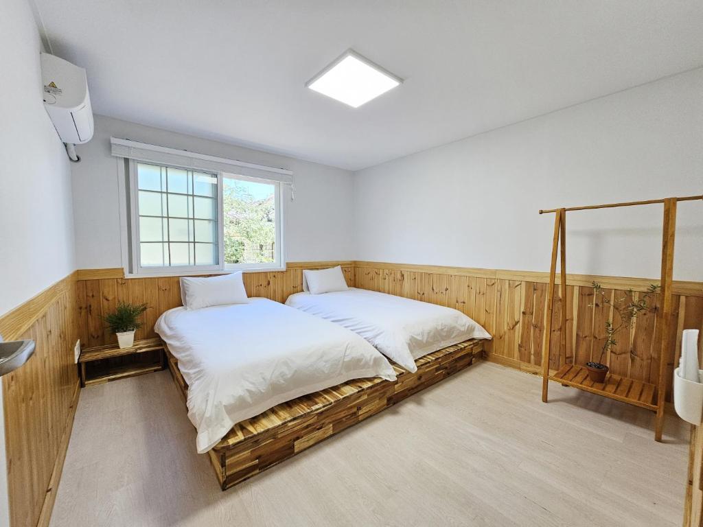 Postel nebo postele na pokoji v ubytování Baerongnamu Private Stay