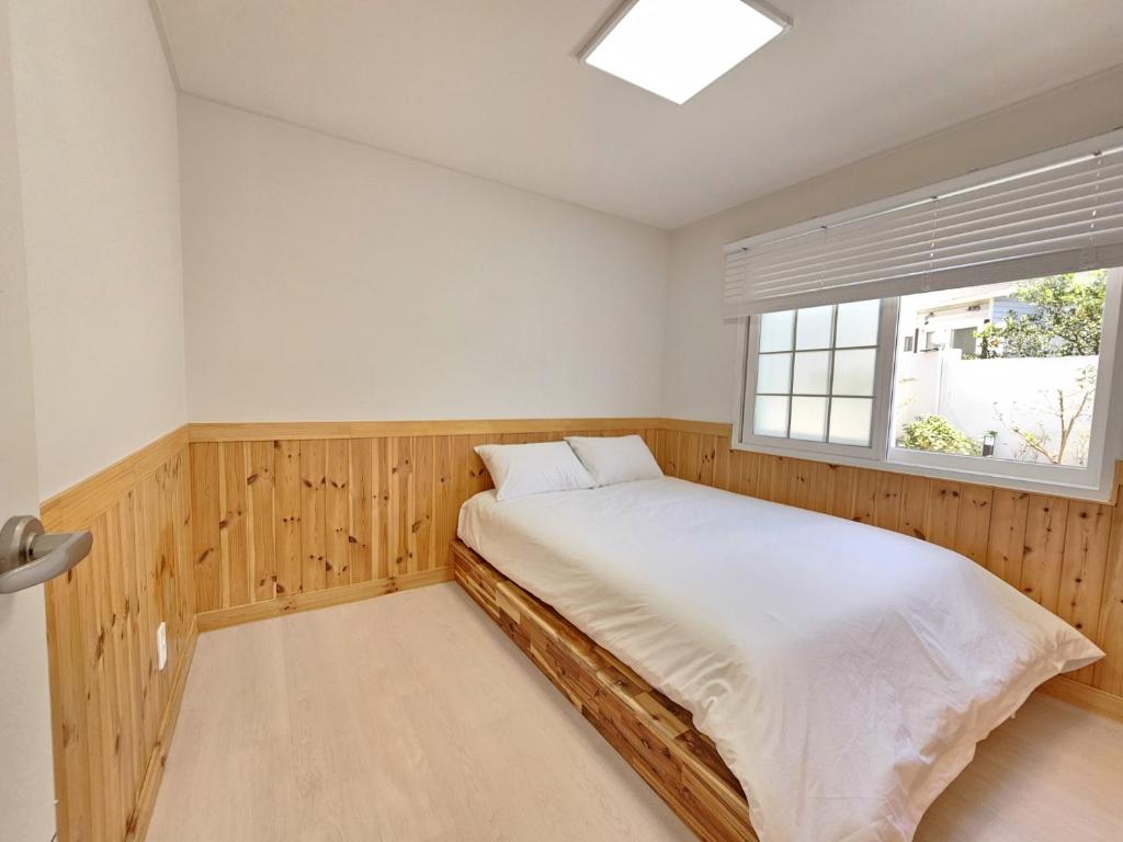 Postel nebo postele na pokoji v ubytování Baerongnamu Private Stay