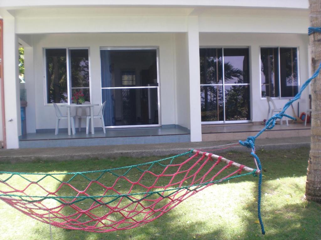 uma rede no quintal de uma casa em Villa Juana em Panglao