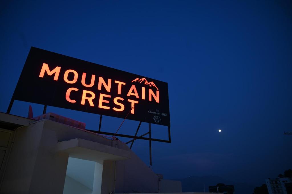 um sinal que lê crista de montanha no topo de um edifício em mountain crest em Solan