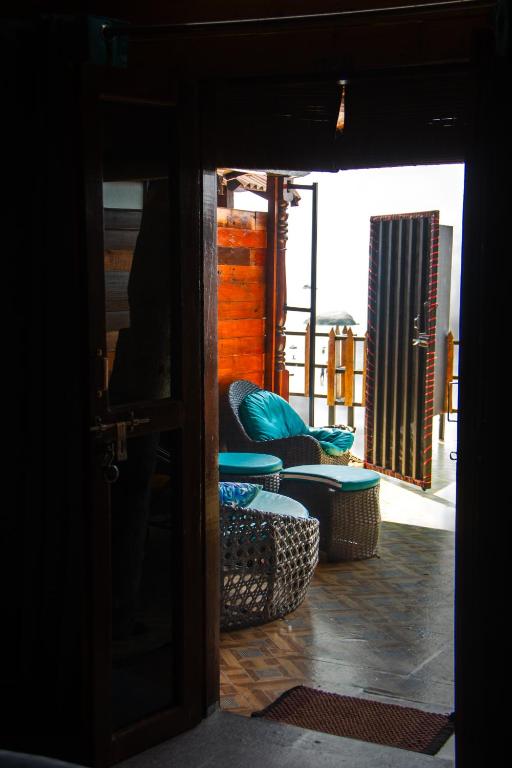 Un lugar para sentarse en O3 Beach Resort
