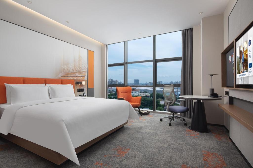 Postel nebo postele na pokoji v ubytování Hampton by Hilton Guangzhou Xintang