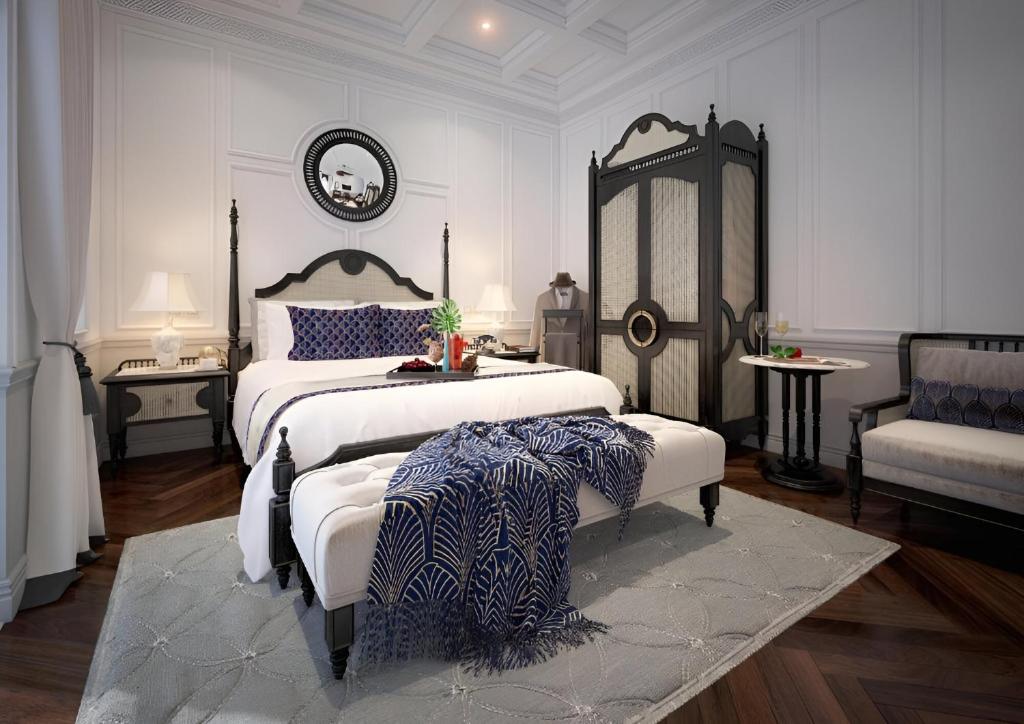um quarto grande com 2 camas e uma cadeira em Hanoi Graceful Hotel and Travel em Hanói