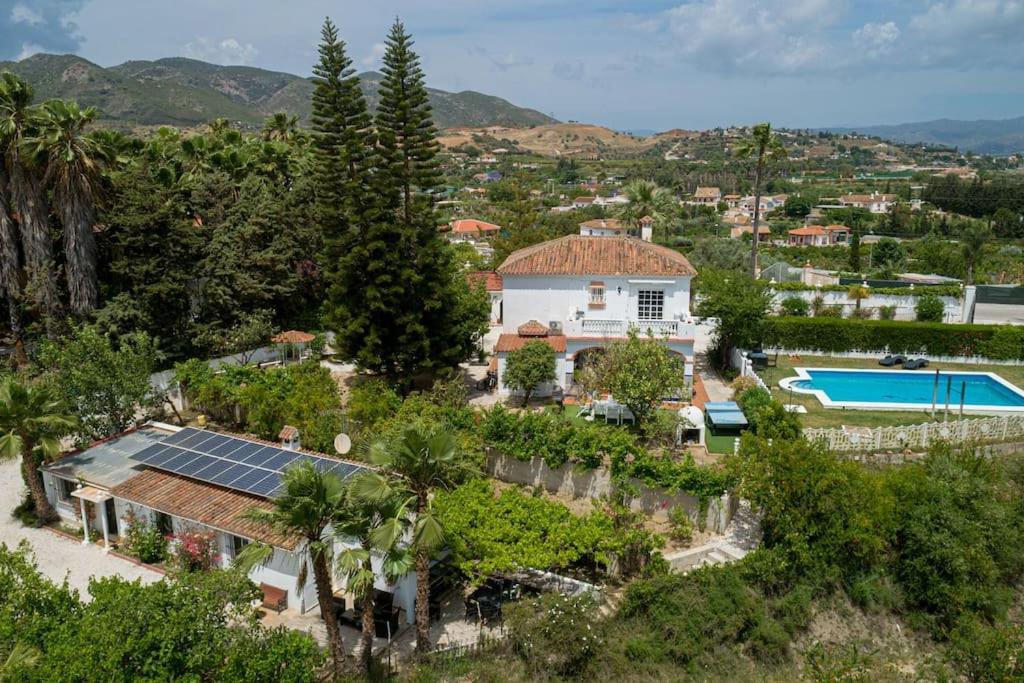 - une vue aérienne sur une maison dotée de panneaux solaires dans l'établissement Lovely holiday residence with a delicious pool, à Malaga