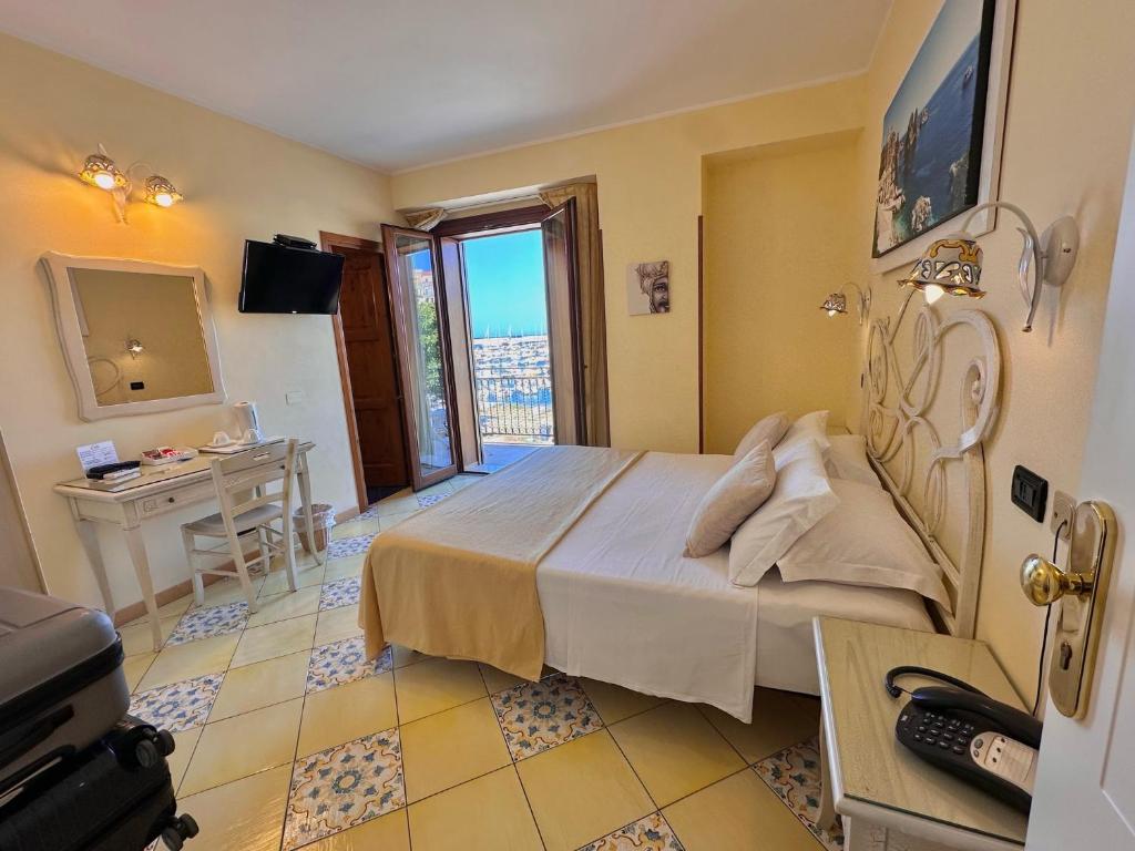 TV a/nebo společenská místnost v ubytování Hotel Cala Marina