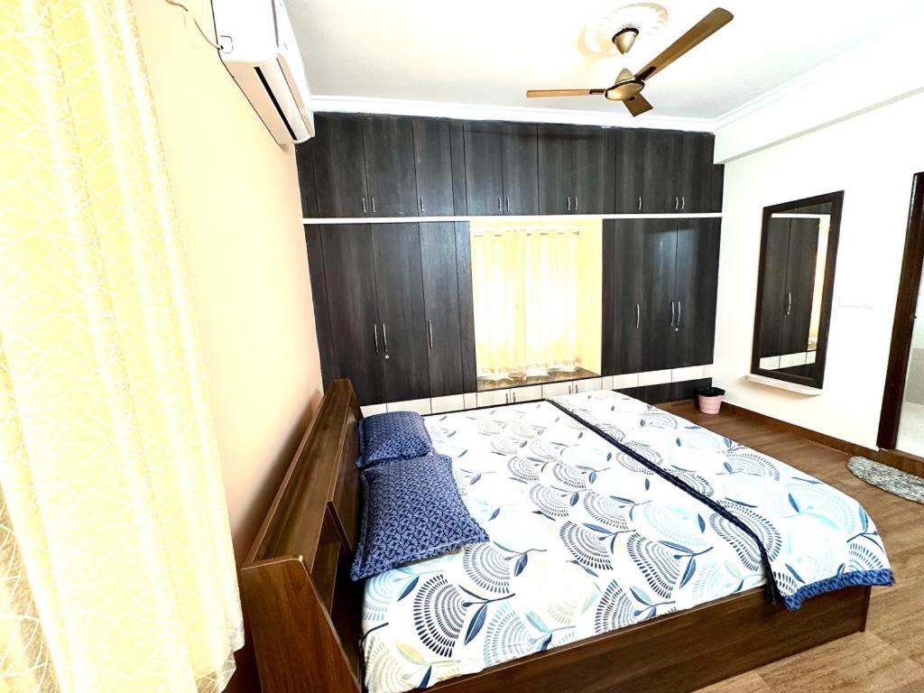 Schlafzimmer mit einem Bett und einem Deckenventilator in der Unterkunft KPHB Phase 15 New Stunning 3 BHK - 1st Floor in Hyderabad