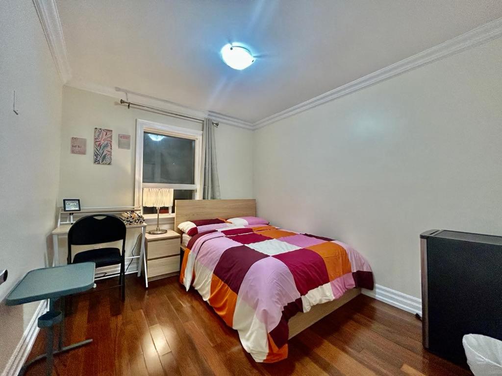 - une chambre avec un lit, un bureau et une fenêtre dans l'établissement Toronto Uptown 1, à Toronto