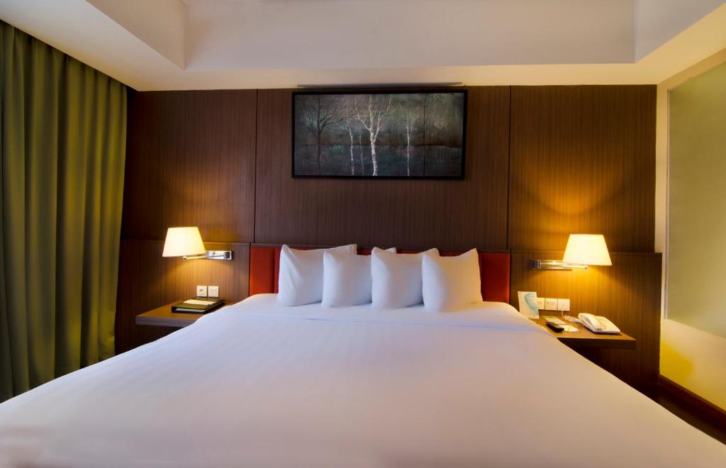 Postel nebo postele na pokoji v ubytování Soll Marina Hotel Serpong