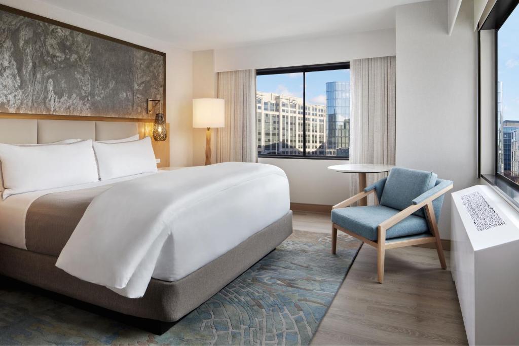 Postel nebo postele na pokoji v ubytování The Westin DC Downtown