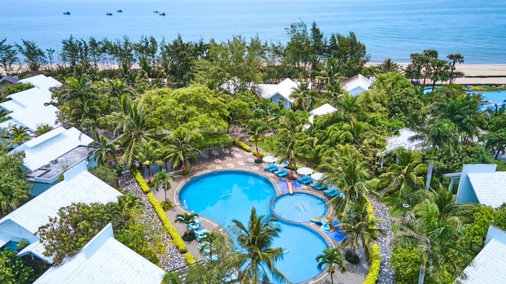 - une vue aérienne sur le complexe avec une piscine et l'océan dans l'établissement Carmelina Beach Resort Ho Tram, à Ho Tram