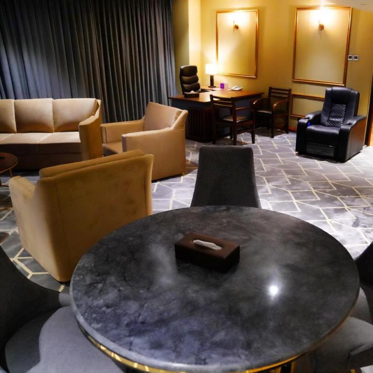 Indigo Heights Hotel & Suitesにあるシーティングエリア