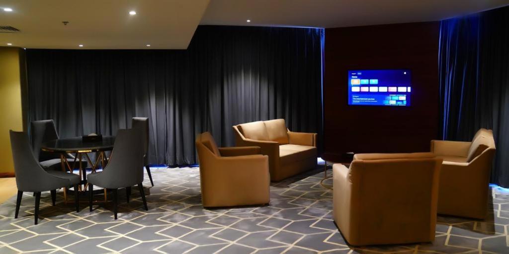 Indigo Heights Hotel & Suitesにあるシーティングエリア
