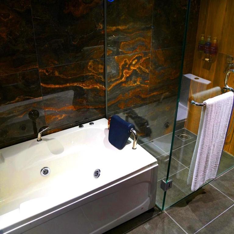 Indigo Heights Hotel & Suitesにあるバスルーム