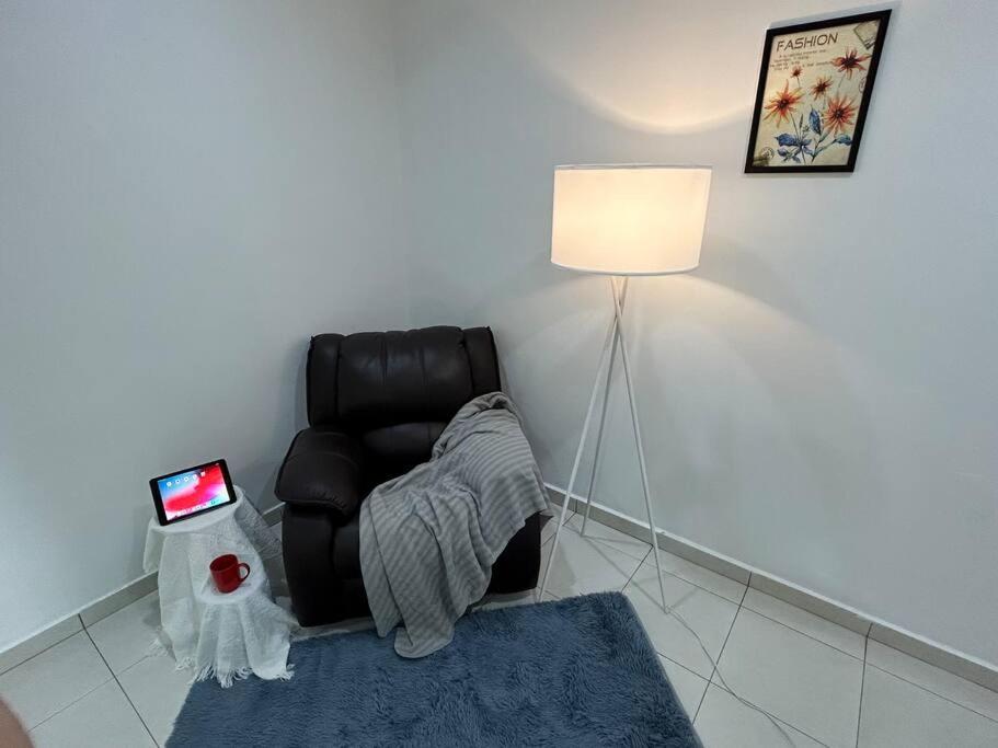 Televiisor ja/või meelelahutuskeskus majutusasutuses Cendana House@Juru/Autocity/Bkt Minyak/Batu Kwan/IKEA