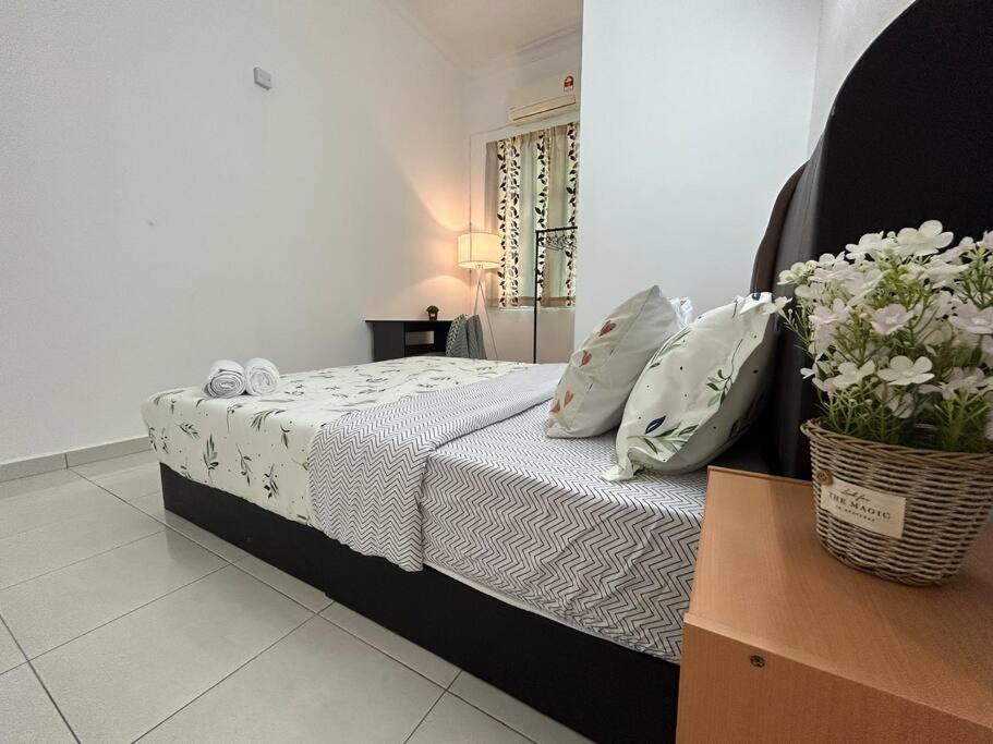 Voodi või voodid majutusasutuse Cendana House@Juru/Autocity/Bkt Minyak/Batu Kwan/IKEA toas