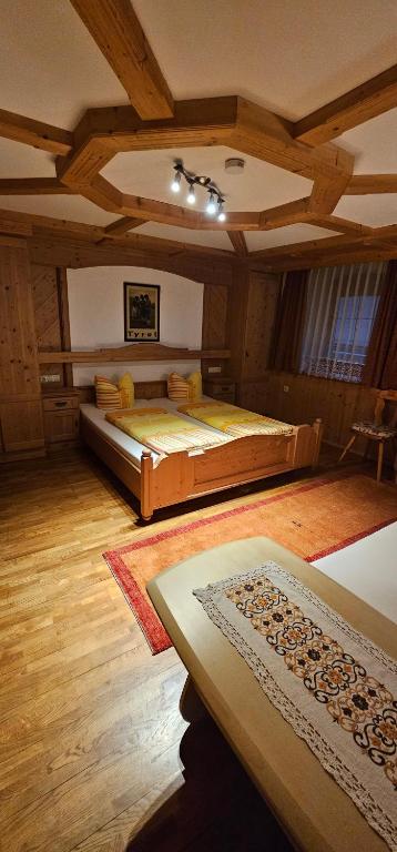 Postel nebo postele na pokoji v ubytování Hotel-Garni Pramstraller