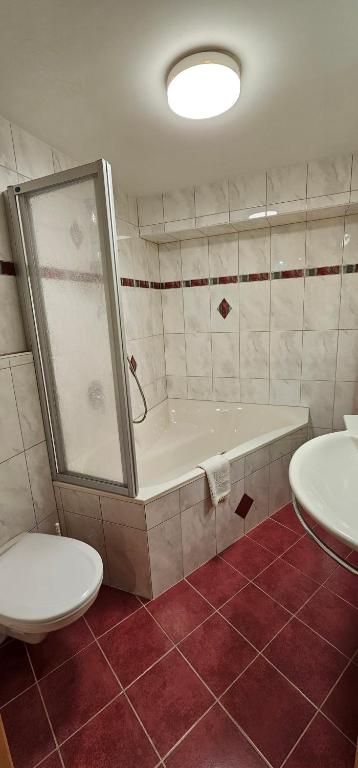 Koupelna v ubytování Hotel-Garni Pramstraller