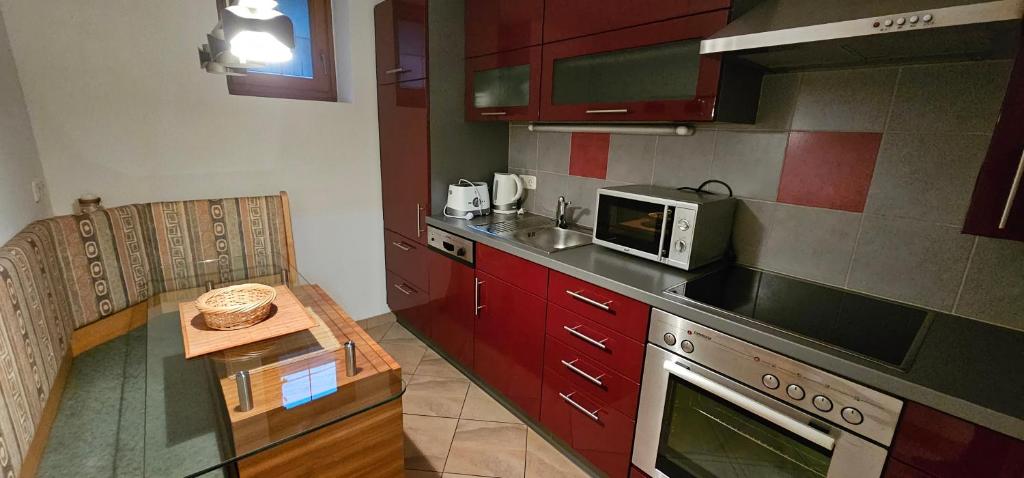Kuchyň nebo kuchyňský kout v ubytování Hotel-Garni Pramstraller