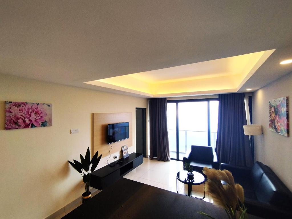 un soggiorno con divano, tavolo e TV di TopGenting SkyRisingSunColdInn2R2B7Pax@GrdIonDelmn a Resorts World Genting