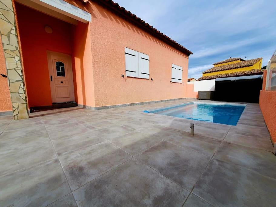 樂巴凱爾斯的住宿－Villa H2o - Jacuzzi & Piscine chauffée，一座房子,旁边设有游泳池