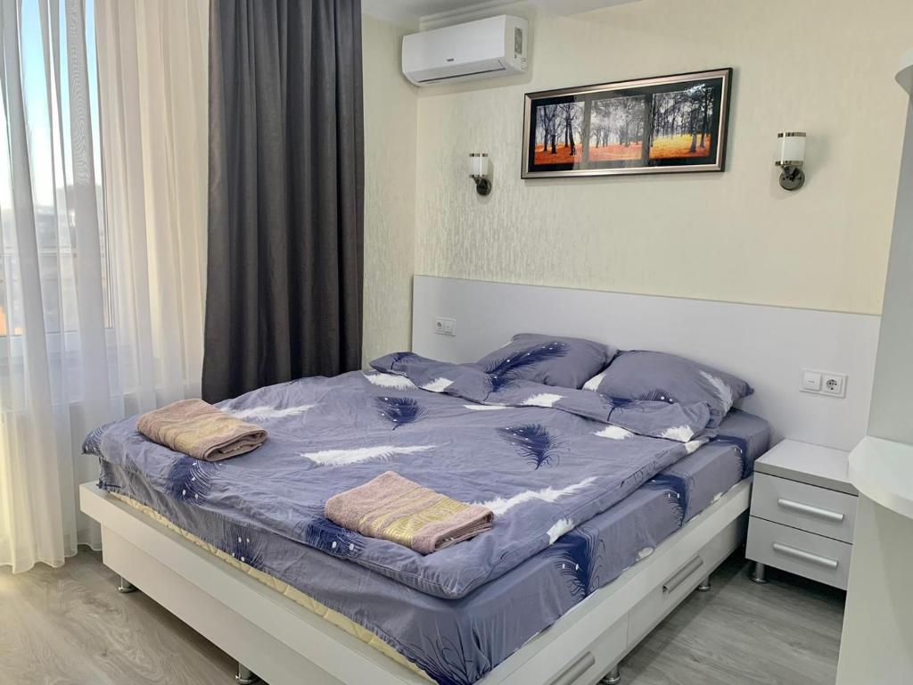 een bed met twee kussens in een kamer bij Comfortable apartments!!! View!!! in Chişinău