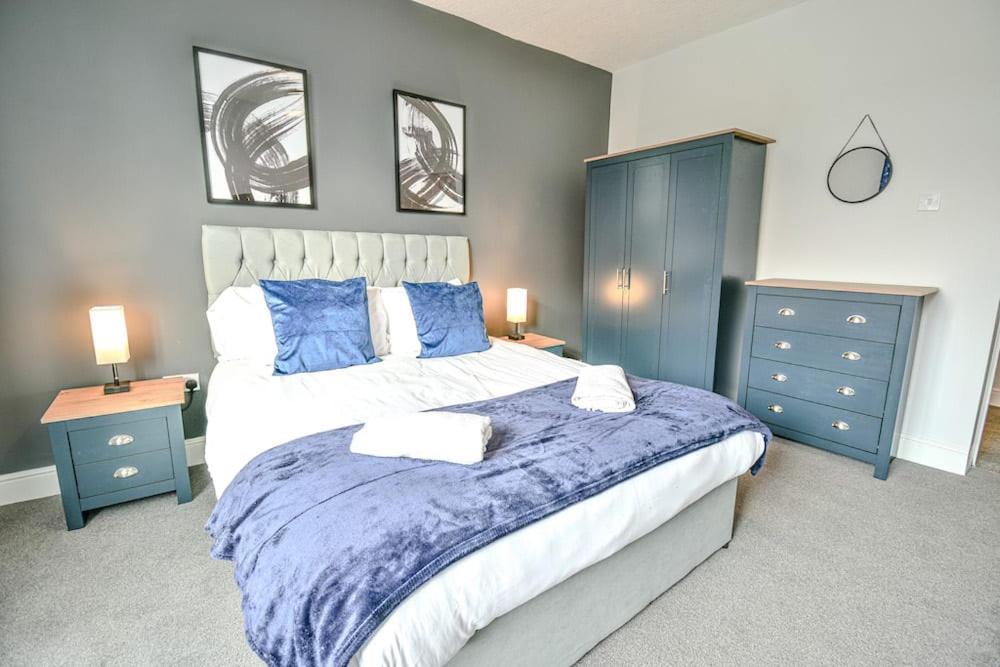 Voodi või voodid majutusasutuse Station Apartment Large 3 Bedrooms - Workstays UK Best Rates Direct toas