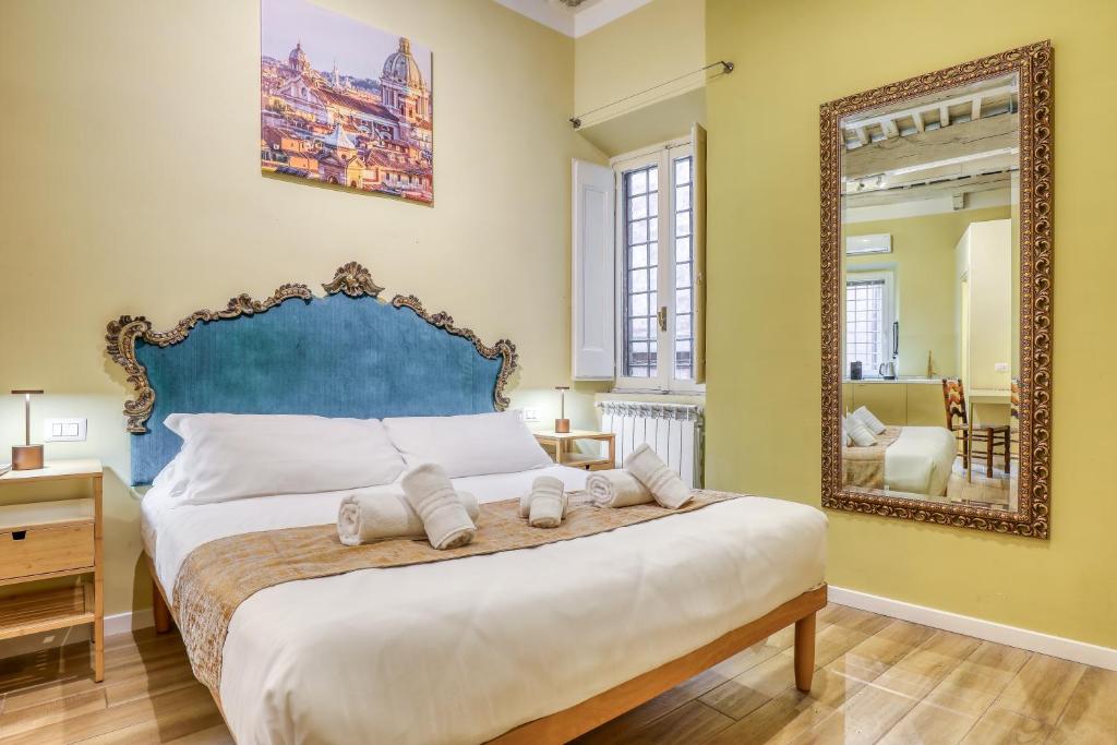 una camera da letto con un letto grande e uno specchio di Easybnb - Domus Orbitelli a Roma