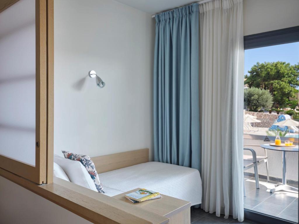 Postel nebo postele na pokoji v ubytování Atlantica Mikri Poli Rhodes