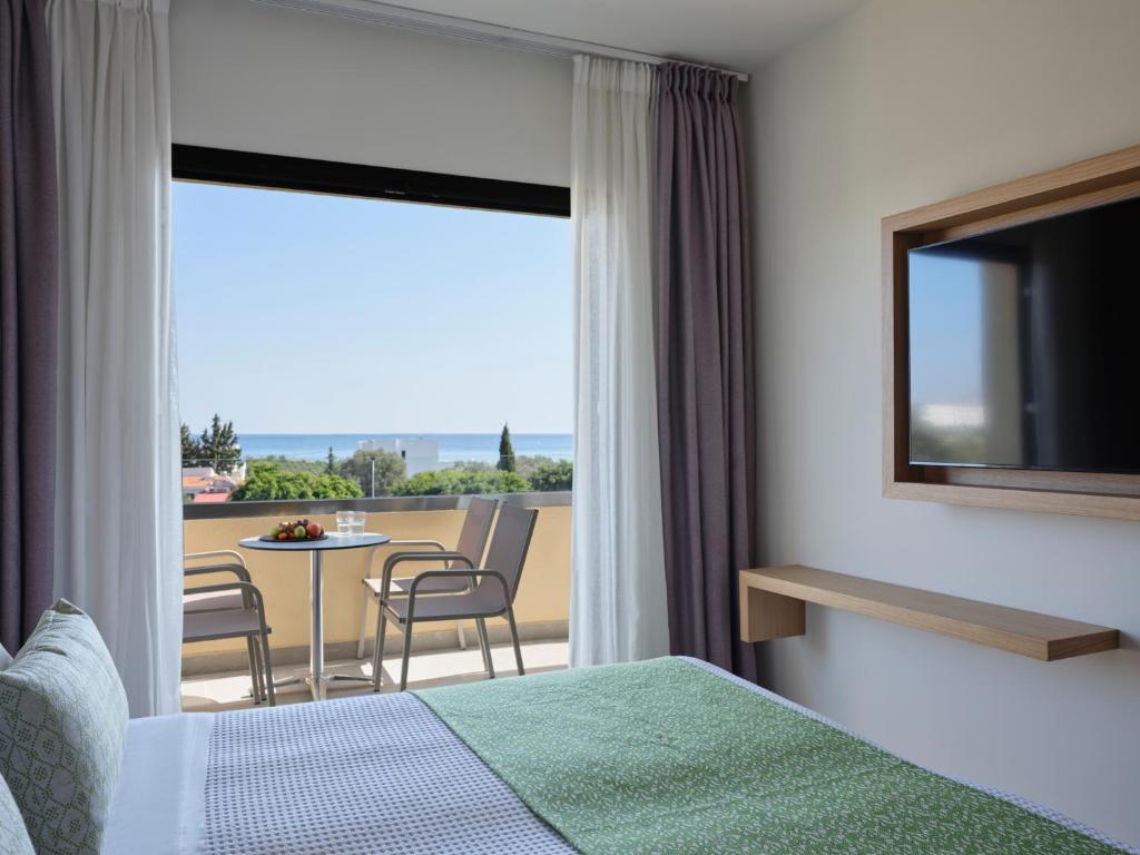 Postel nebo postele na pokoji v ubytování Atlantica Mikri Poli Rhodes