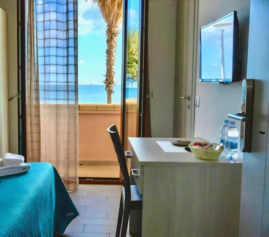 uma cozinha com uma mesa e vista para o oceano em B&B Benvenuti al Sud em Crotone
