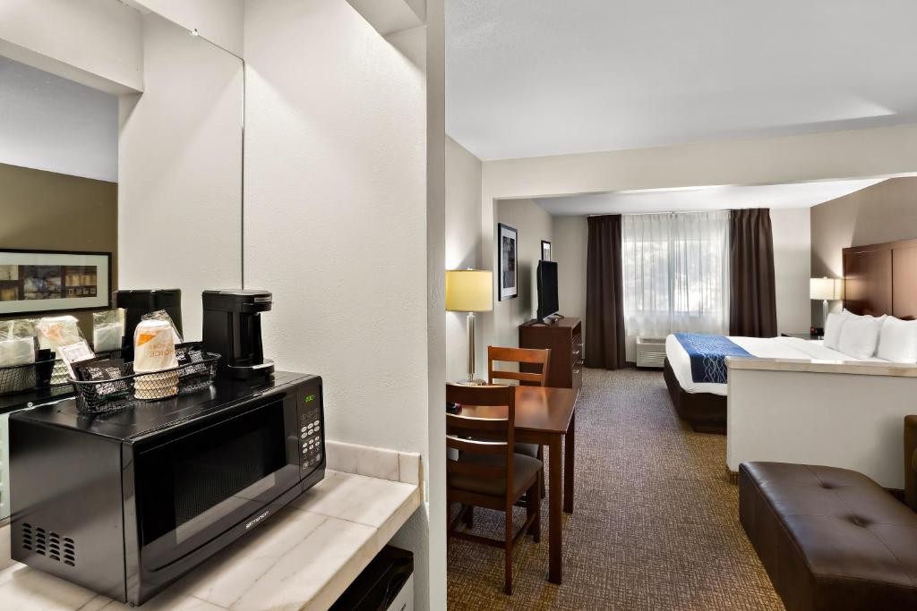 Comfort Inn Lacey - Olympia - King Suite With Sofa-Bed